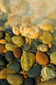 Waves rolling over colorful rocks RO8890 Waves rolling over colorful rocks RO8890